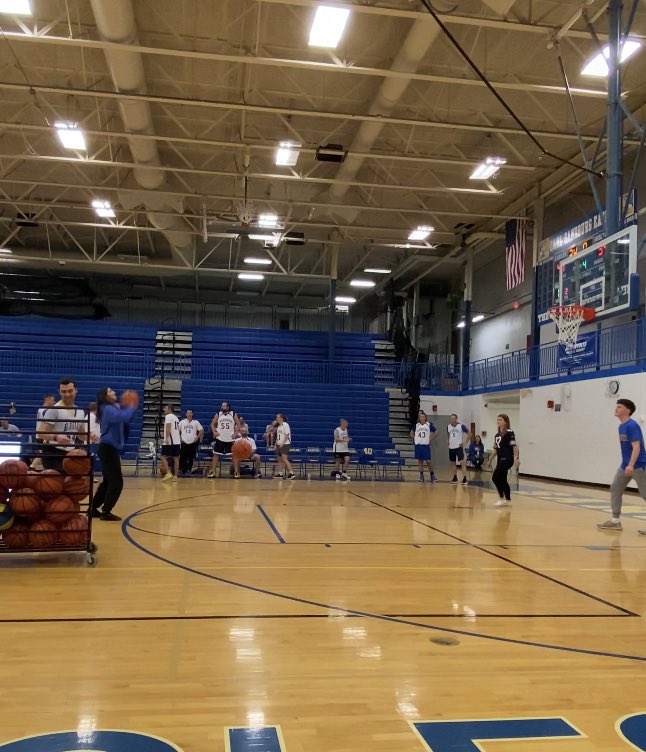 ReemersD8's tweet photo. Great night💙🦅💛Got to see my 8th grade math teacher (I was in his class 10 years ago),watched my teachers win 🏀game against students and students win the dodgeball game, and my sister shoots a 3 pointer @SandburgHS @MrBickham7 @Janineneno @Mahadahdal https://t.co/c9xhRoFk4v