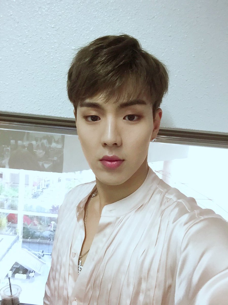 himshownu's tweet photo. [#SHOWNU] Transmisión en vivo de hoy!! Ahhh hace calor (sudoroso) Supongo que es realmente primavera... jeje❤️ https://t.co/XyR3rIeBeF
