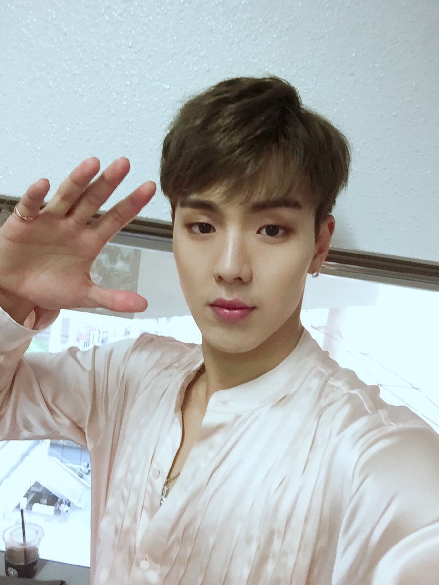himshownu's tweet photo. [#SHOWNU] Transmisión en vivo de hoy!! Ahhh hace calor (sudoroso) Supongo que es realmente primavera... jeje❤️ https://t.co/XyR3rIeBeF