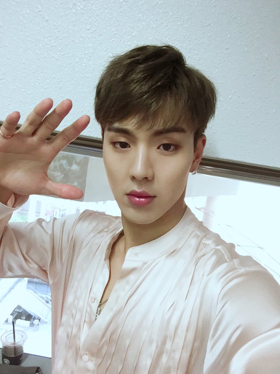 himshownu's tweet photo. [#SHOWNU] Transmisión en vivo de hoy!! Ahhh hace calor (sudoroso) Supongo que es realmente primavera... jeje❤️ https://t.co/XyR3rIeBeF