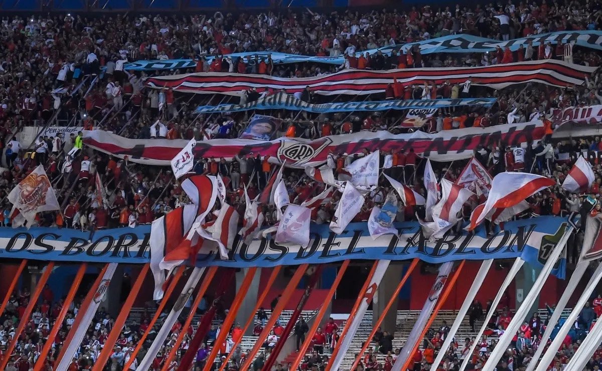carraIvarez's tweet photo. el que en el peor momento del club hizo la bandera más larga del mundo, el que copaba en todas las canchas, la de los mejores recibimientos. a River lo hace su gente. el equipo más popular de América, le duela a quien le duela y le guste a quien le guste. https://t.co/ZXSdNjltB7