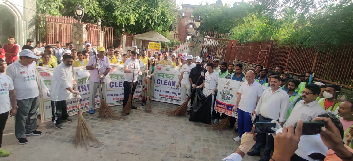 MYBharatHQ's tweet photo. Glimpses of today's cleanliness drive attended by Secretary Youth Affairs, @sanjayjavin and JS, YA &amp; DG NYKS @NITKM2021

📍Purana Kila, Delhi

#SwachhBharat2022 #CleanIndia2 https://t.co/DkL7frG2My