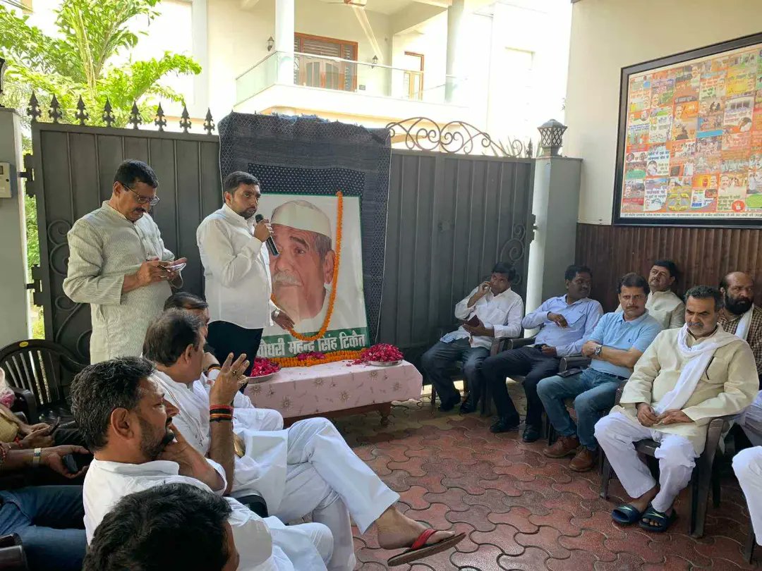 PuneetVashisht4's tweet photo. आज #मुजफ्फरनगर में किसान मसीहा स्व चौधरी महेंद्र सिंह टिकैत जी की जयंती पर केंद्रीय मंत्री श्री #डॉ_संजीव_बालियान जी के आवास पर आयोजित श्रद्धांजलि सभा में उपस्थित होकर श्रद्धांजलि अर्पित की!
@drsanjeevbalyan @UmeshMalikBJP1 @KapilDevBjp @Bhupendraupbjp @MohitBeniwalBJP @BJP4UP https://t.co/wANeZiWIRj