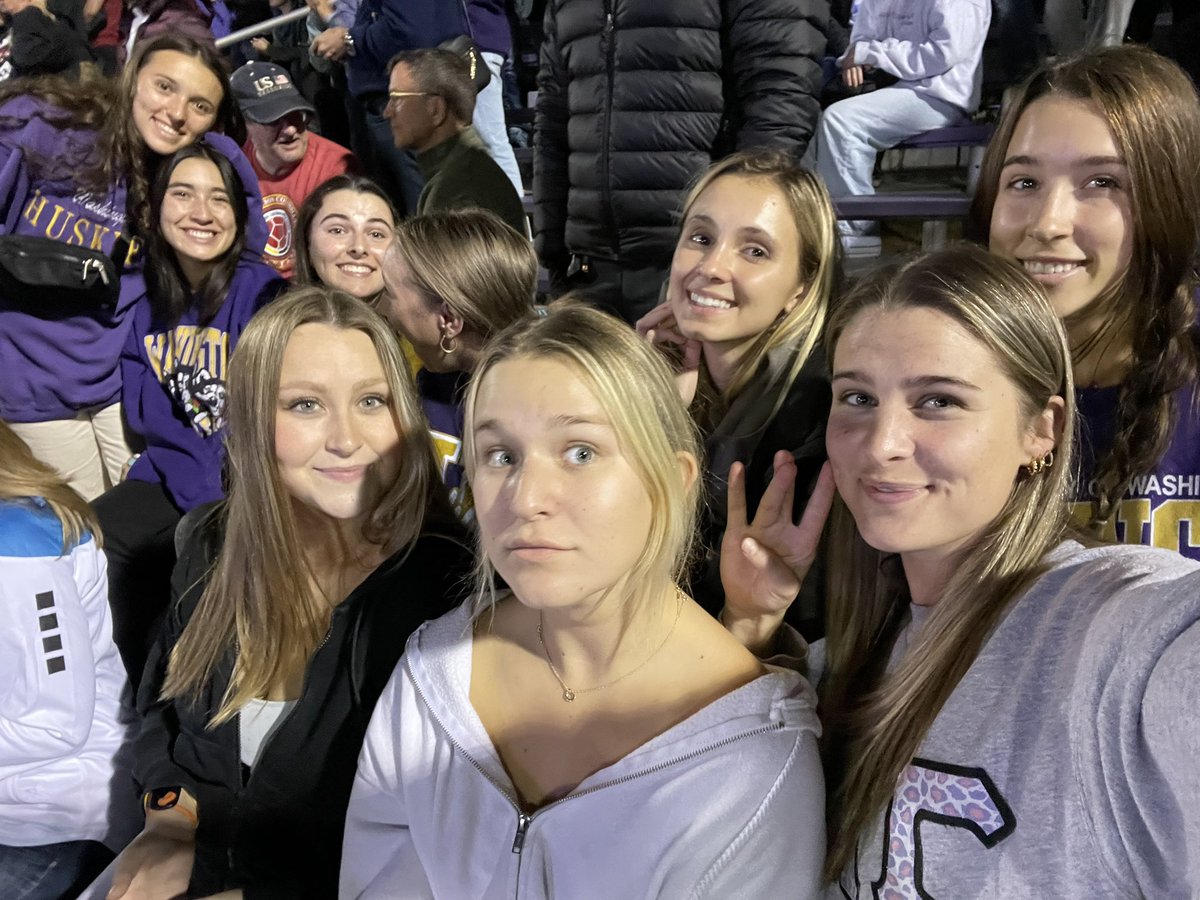 AScholhamer's tweet photo. #GoHuskies we <3 men’s soccer https://t.co/nDMObjnSJn
