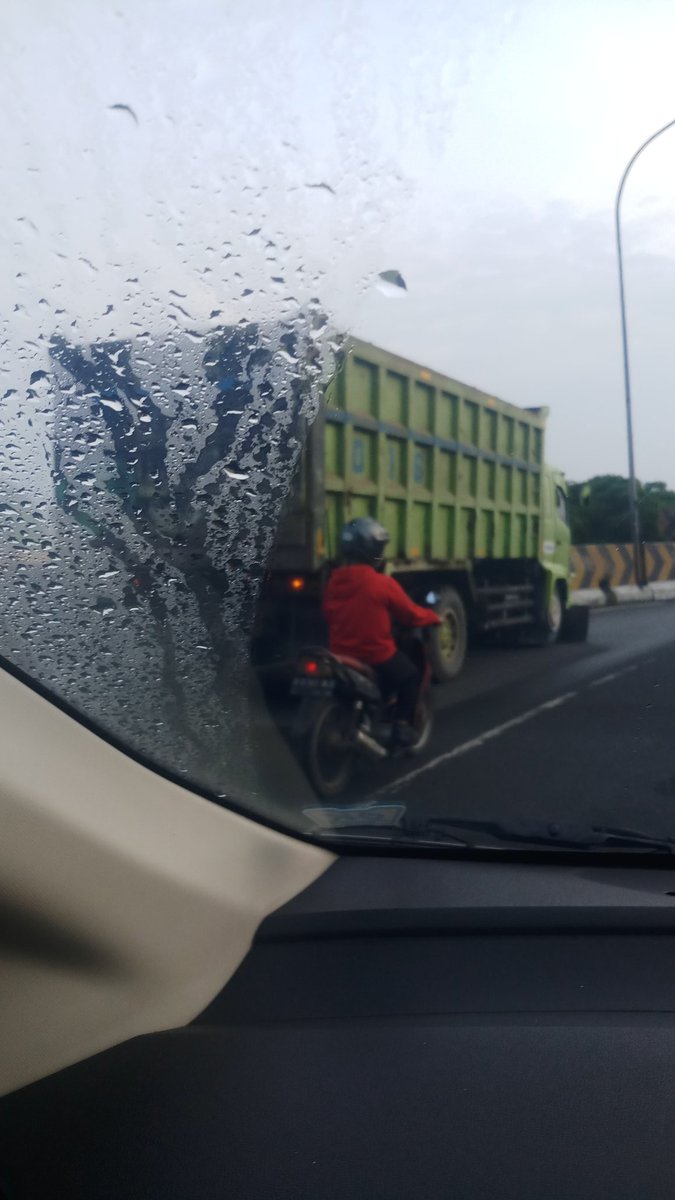 cutenonik's tweet photo. @RadioElshinta @NTMCLantasPolri @Sosmed_NTMC 1 dump truck lagi2 berhenti/mogok tepat di atas flyover Ciputat arah ke Lebak Bulus. Mohon bantuan Petugas krn bisa menjadi biang kemacetan panjang lagi pagi ini. Terima kasih https://t.co/A4f6ZMjhZb