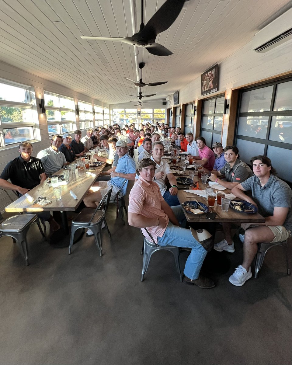 AuburnBaseball's tweet photo. Family dinner to kick off fall break. 🍽 

#WarEagle https://t.co/xdboBtsGQZ