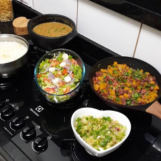 SimoneFernand1's tweet photo. Jantinha feita!😋 Agora é só chamar o Maridão e os Filhos!! Epa, a boia está na mesa. Hahah https://t.co/KFEnwsINC2