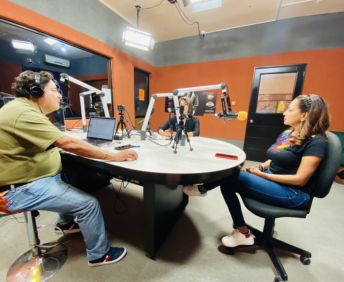 50mas1Oax's tweet photo. Nuestra Presidenta @Marianabenitezt y la Dra. Mónica García, integrante de nuestro colectivo, tuvieron una entrevista con @jaimelabc en donde hablaron sobre el Cáncer de Mama y las actividades que estamos realizando en el marco del Día Internacional del Cáncer de Mama. https://t.co/dOFhatT2qU