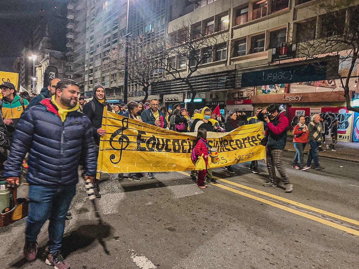 FicAdur's tweet photo. 𝗠𝗔𝗥𝗖𝗛𝗔𝗠𝗢𝗦 𝗣𝗢𝗥𝗤𝗨𝗘 𝗗𝗘𝗙𝗘𝗡𝗗𝗘𝗠𝗢𝗦 𝗟𝗔 𝗘𝗗𝗨𝗖𝗔𝗖𝗜Ó𝗡 𝗣Ú𝗕𝗟𝗜𝗖𝗔

6 de Octubre del 2022
Montevideo, Uruguay

¡Estudiantes, docentes y funcionarios unidos por una misma lucha! ✊

#NoNosDaLoMismo
#MásPresupuestoParaUdelaR https://t.co/W42SBYNj8S