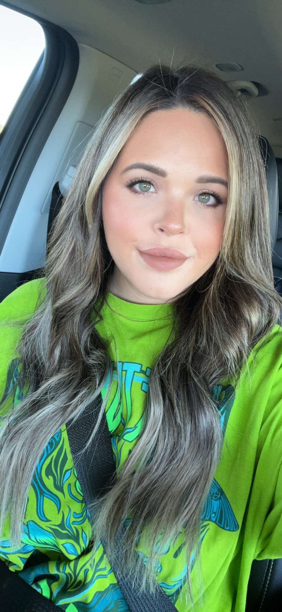 khales_96's tweet photo. seriously? my sister looks like this and i look like a trash bag. thanks mom and dad. https://t.co/B5UvfpfqT9