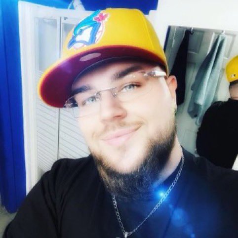 chaosfps's tweet photo. @SkinnyBatman6 @NEVER_Hiccups @GoldfishRL @nytrofadez @RocketLeague do i look cute in this pic be honest https://t.co/XfhHGHs7kg