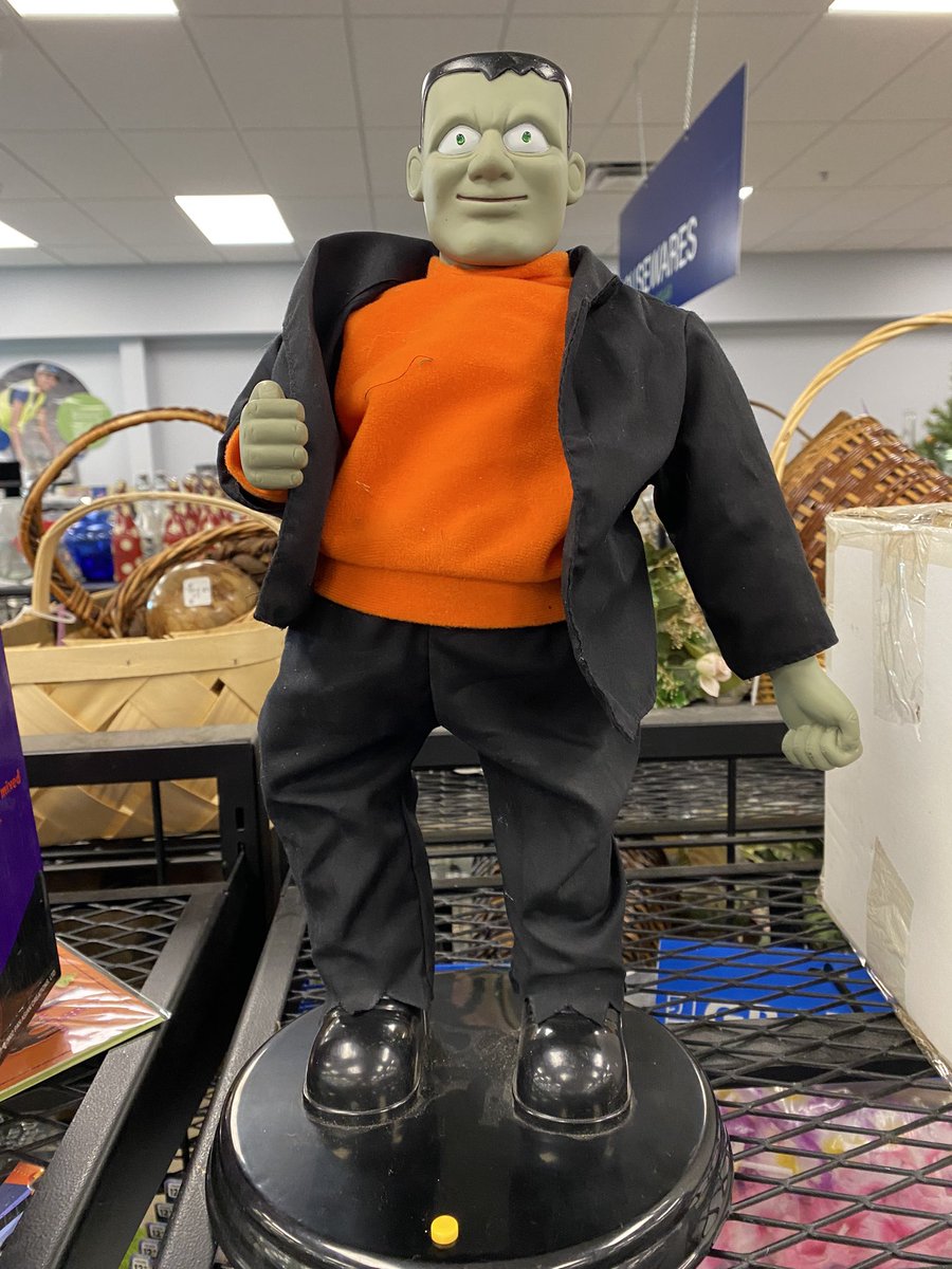 ketchupspectre's tweet photo. Saw @BrianStack153 trying to waste a minute of my time at goodwill today https://t.co/BPUdL6wqr0