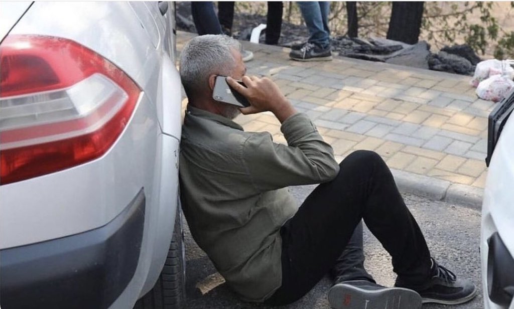 ikidebir12's tweet photo. Manavgat Belediye Başkanı Şükrü Sözen'in, “Kimse yardım istediğim için telefonlarımı açmıyor” diyerek yere çöküp ağladığı an. 

#SahiSizSakamisiniz #soylu #afet #genelaf #manavgat #yangın #sedatpeker #erdoğan https://t.co/BwsxWk5Jrc