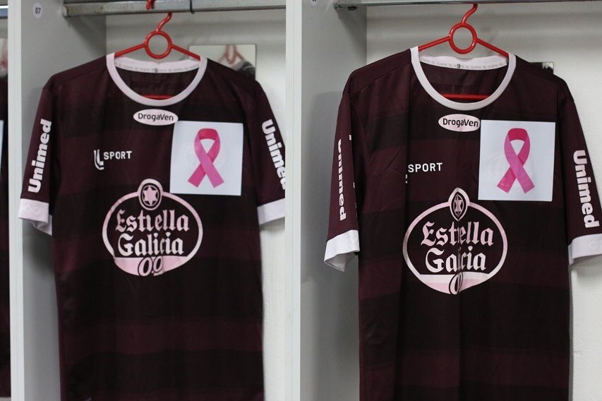 afeoficial's tweet photo. 🚂🛡🎀
Prevenção é o melhor escudo!
Hoje (6), atletas sub-20 da Locomotiva entraram em campo, diante do Corinthians, com o símbolo do #outubrorosa cobrindo o escudo da AFE. A ação faz parte da campanha contra o câncer de mama.
#PrevinaSe #outubrorosa #MaisQueUmTime https://t.co/VFhQljFsO9