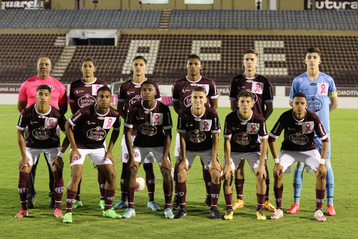 afeoficial's tweet photo. 🚂🛡🎀
Prevenção é o melhor escudo!
Hoje (6), atletas sub-20 da Locomotiva entraram em campo, diante do Corinthians, com o símbolo do #outubrorosa cobrindo o escudo da AFE. A ação faz parte da campanha contra o câncer de mama.
#PrevinaSe #outubrorosa #MaisQueUmTime https://t.co/VFhQljFsO9