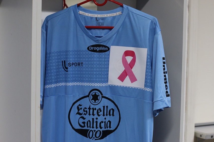 afeoficial's tweet photo. 🚂🛡🎀
Prevenção é o melhor escudo!
Hoje (6), atletas sub-20 da Locomotiva entraram em campo, diante do Corinthians, com o símbolo do #outubrorosa cobrindo o escudo da AFE. A ação faz parte da campanha contra o câncer de mama.
#PrevinaSe #outubrorosa #MaisQueUmTime https://t.co/VFhQljFsO9