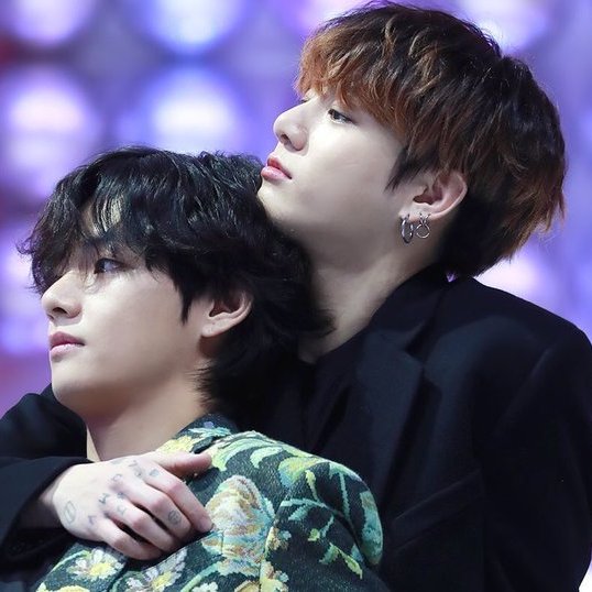 brattykv's tweet photo. this will always be such mystery bcos why did jungkook tap taehyung ? what was that little nod for ??? and did they actually talk through their eyes 😵‍💫 https://t.co/jXdMXEMcW9