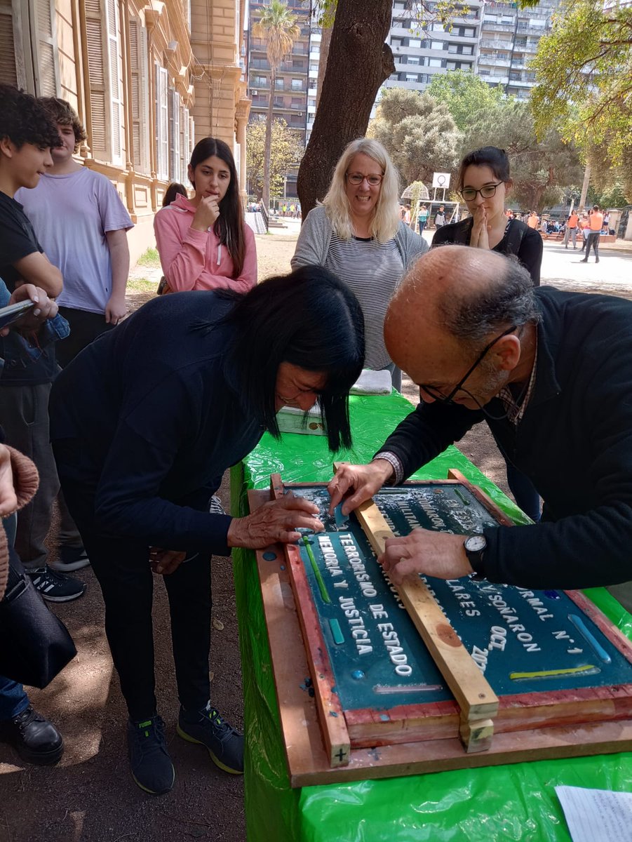 PompeyaNolvida's tweet photo. 📢 #BaldosasPorLaMemoria en #Rosario
💙Hoy confeccionamos una nueva baldosa para continuar construyendo #Memoria✌🏽
🤍 Esta vez en el #Normal1 de Rosario, Santa Fe
🧡 #MemoriaVerdadYJusticia
#ProhibidoOlvidar
#BarriosXMemoriaYJusticia https://t.co/4N3DPId1B2