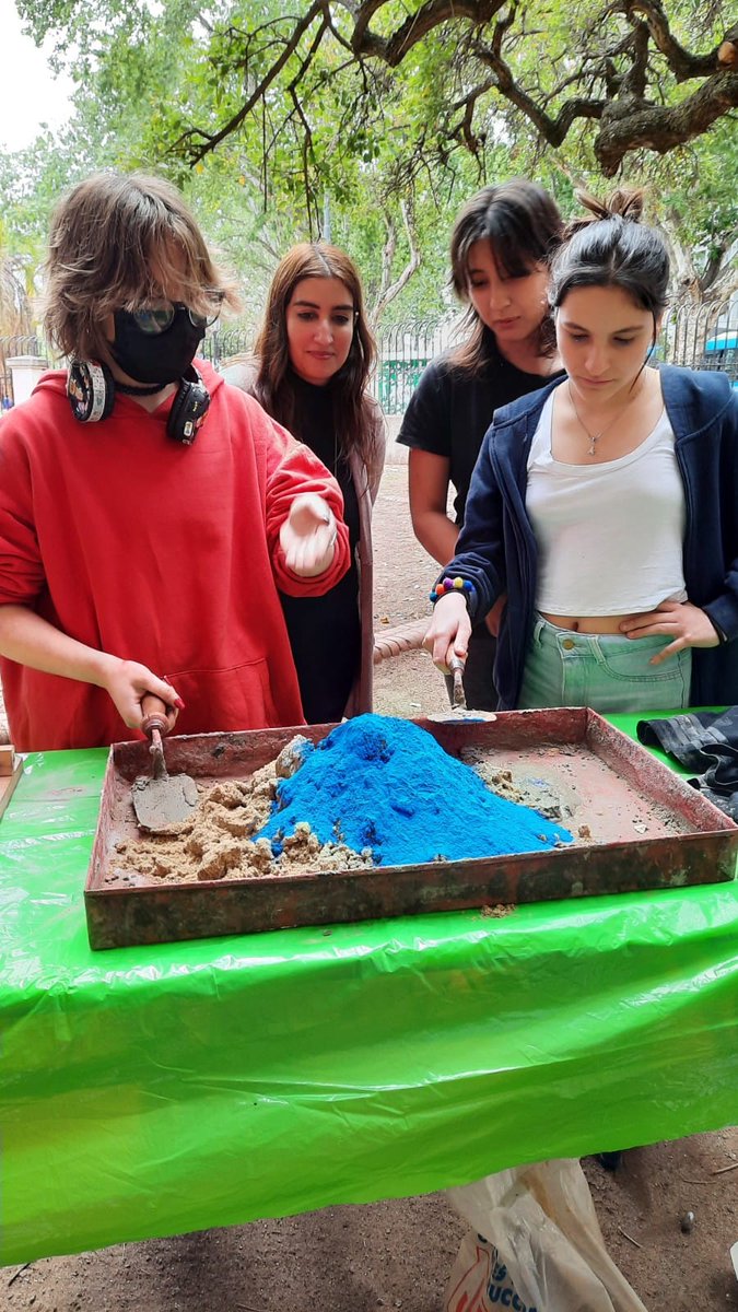 PompeyaNolvida's tweet photo. 📢 #BaldosasPorLaMemoria en #Rosario
💙Hoy confeccionamos una nueva baldosa para continuar construyendo #Memoria✌🏽
🤍 Esta vez en el #Normal1 de Rosario, Santa Fe
🧡 #MemoriaVerdadYJusticia
#ProhibidoOlvidar
#BarriosXMemoriaYJusticia https://t.co/4N3DPId1B2