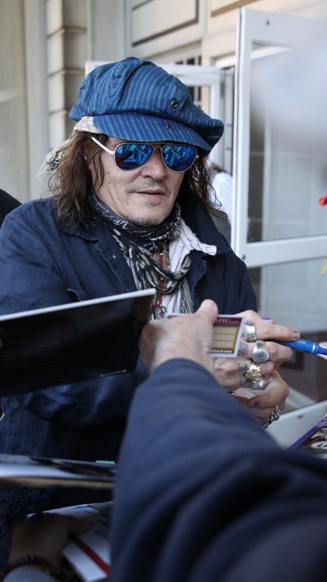 jdepps_crew's tweet photo. ๐ช๐ฆ Johnny llegando hoy a Boston, MA, para su segundo concierto estadounidense junto a Jeff Beck.
๐ฌ๐ง Johnny arriving today in Boston, MA, for his second US concert with Jeff Beck.
๐ธ Credits to the owner.
#JohnnyDepp #JeffBeck #18Album #Boston https://t.co/chzLFwtMq9