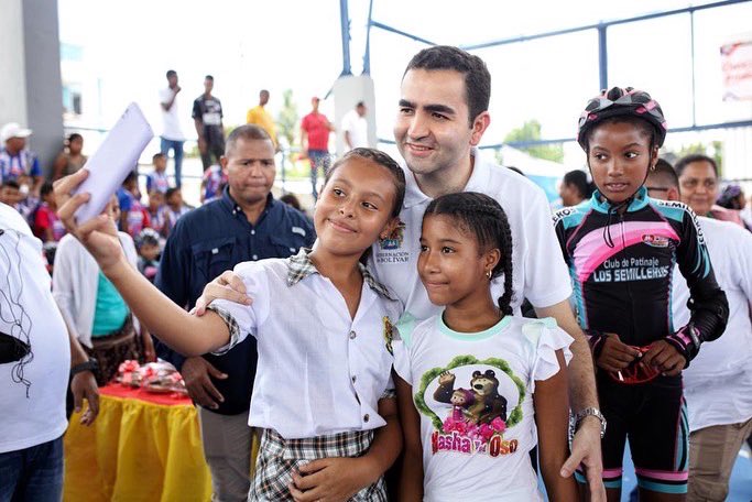 vablelscaff's tweet photo. 🇱🇹⚽️🏀 ¡Hacer felices a nuestros niños, niñas y jóvenes es nuestra mayor Alegría y es la prioridad absoluta del #BolívarPrimero!

Estamos muy contentos por cumplirles a nuestros menores con la apertura del Polideportivo de Río Viejo. 

#PrimeroElDeporte 
#BolívarPrimero https://t.co/DxmJt4C5Bj