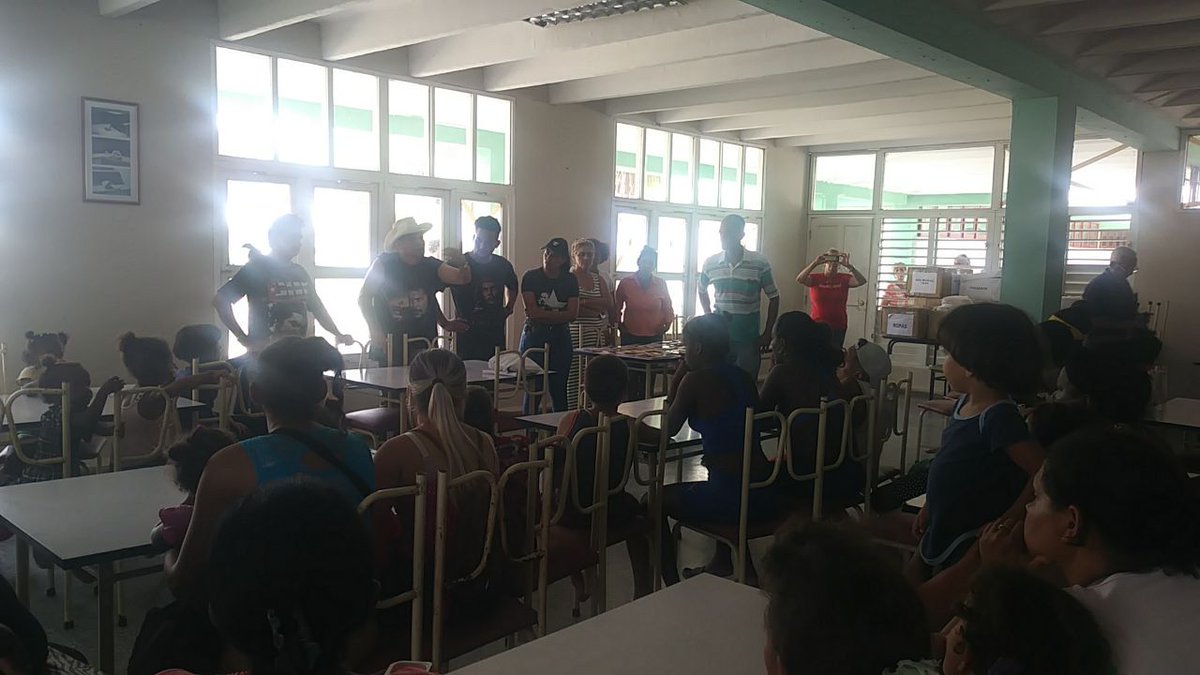 Materiales escolares, ropa, aseo, medicinas y algunos alimentos donamos en la Escuela de Arte Raúl Sánchez Rodríguez, donde recibimos el enorme agradecimiento de las personas allí evacuadas y los profesores de la institución que ayudan a los damnificados. #FidelVive #FuerzaPinar