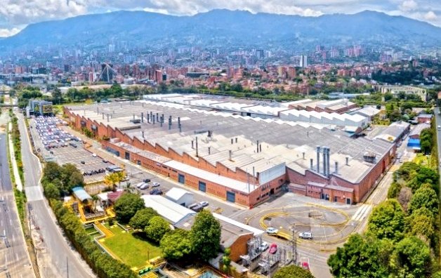 Autoextragti's tweet photo. Sofasa fue nombrada la mejor planta de #Renault en el mundo. Aquí la ampliación de la noticia: https://t.co/WzpLsWIRqz

@Renault_Co @renaultgroup
#Colombia #Sofasa https://t.co/HBVO2t1HtE