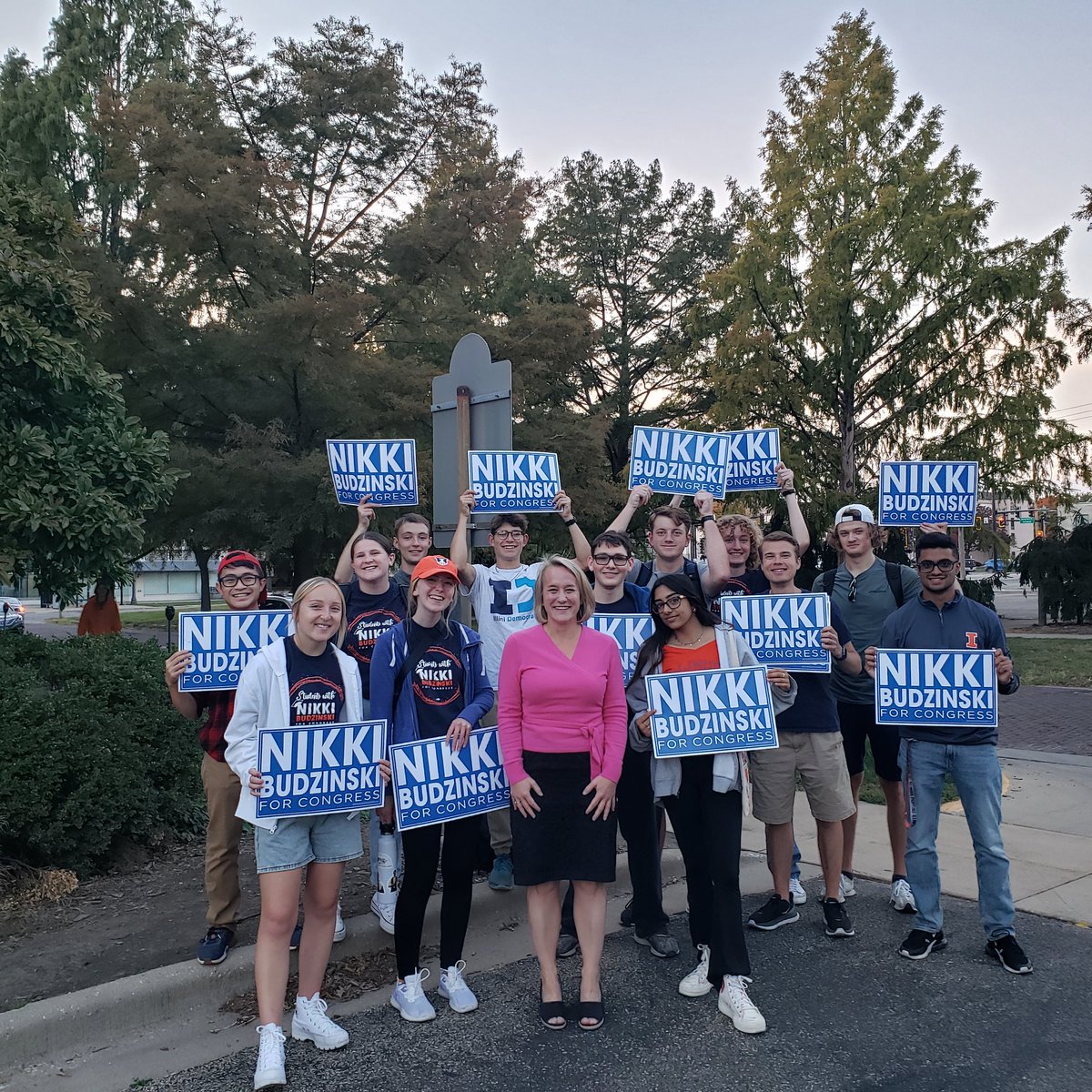 Pre-debate hype crew! Everyone be sure to tune in at 7 CT!
