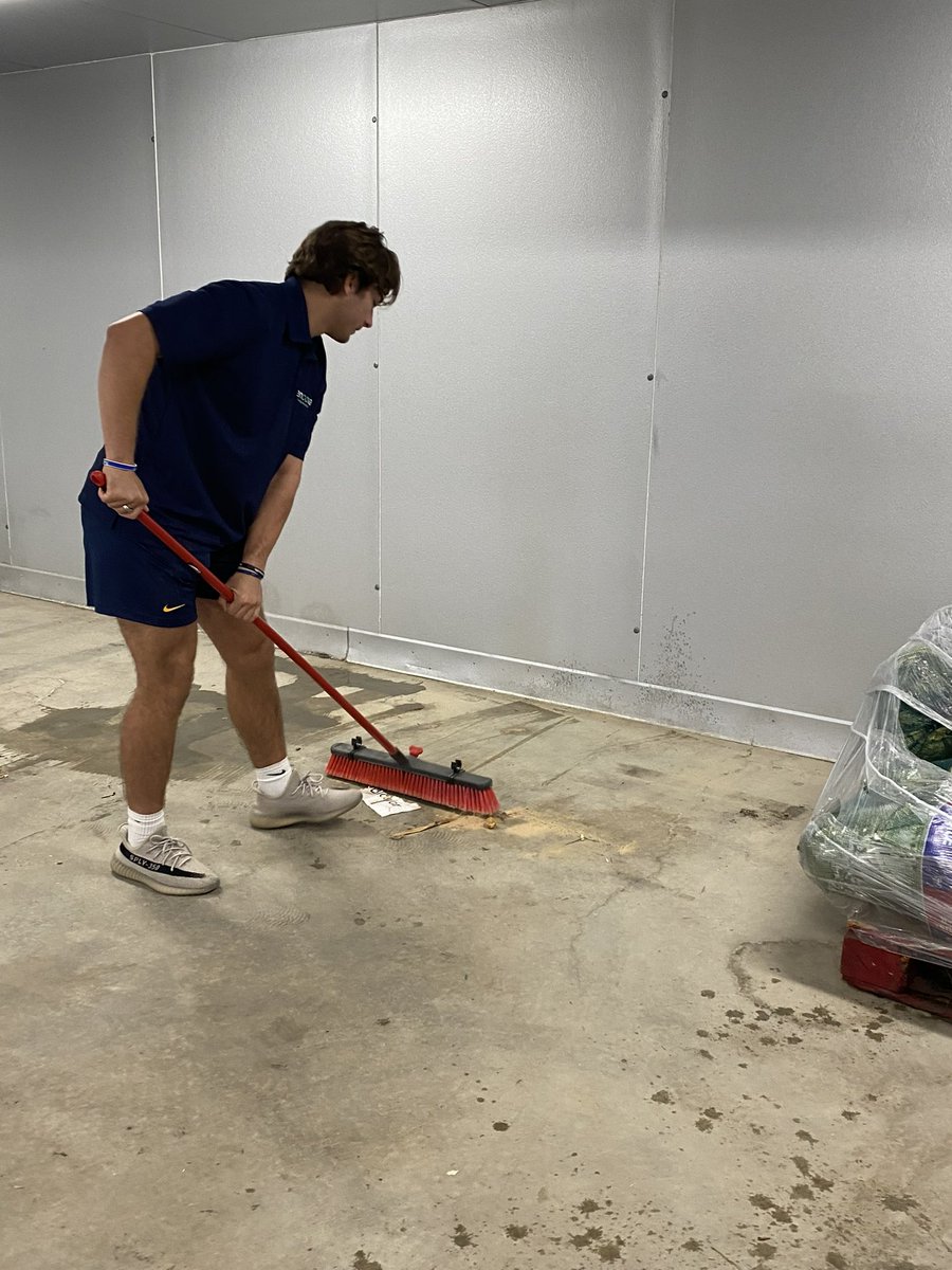 Might be a bye week for <a href="/WVUfootball/">West Virginia Football</a> but these guys were hard at work for <a href="/unitedwaympc/">United Way MPC</a> today! Thank you Encova Insurance for sponsoring our athletes <a href="/MarchiolNicco/">Nicco Marchiol</a> &amp; <a href="/zfrazier54/">Zach Frazier</a>! #hailwv #wvu #wv #nil