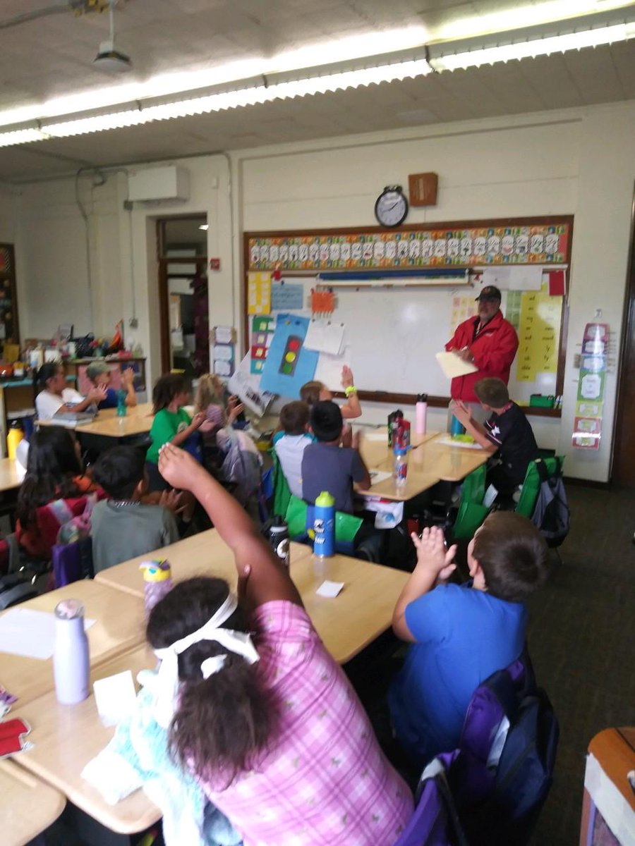 IESRockets's tweet photo. Balloonist Ted Meas (who has attended all 50 Balloon Fiestas) talked to @kelso_wi's 3rd grade class about the history and science of hot air balloons!  #engagement #CommunitySchool #Magnet @ABQschools @APSLZ4 @chris_zone4 https://t.co/WJxgTkli28