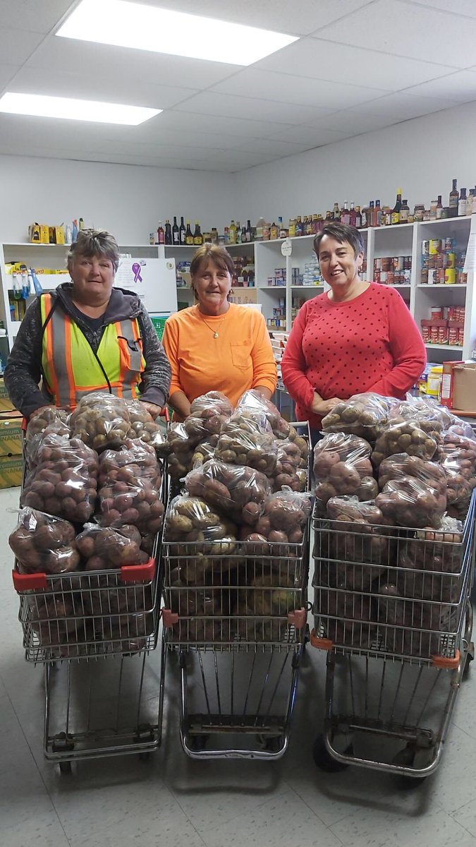 TourismintheBay's tweet image. Over 700lbs of potatoes grown and delivered by @Town_BayRoberts to local food bank #FoodSecurity #helpingothers @DelaneysRant @walteryetman @Geoffat1stpond