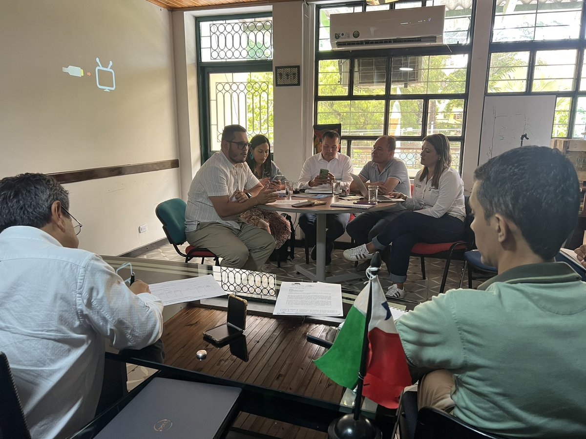 INFICALDAS's tweet photo. #Hoy en Victoria Caldas:
☑️Expusimos a @AlcaldiaVicCd nuestro portafolio de servios, ofertando la mejor tasa del mercado. Brindando siempre #ValorRegional
☑️ Promotora @DelEnergetica del Centro PEC, socializó el proyecto: #Inficaldas y PEC iluminan los municipios.
#Caldas https://t.co/24TGIJC9Ar