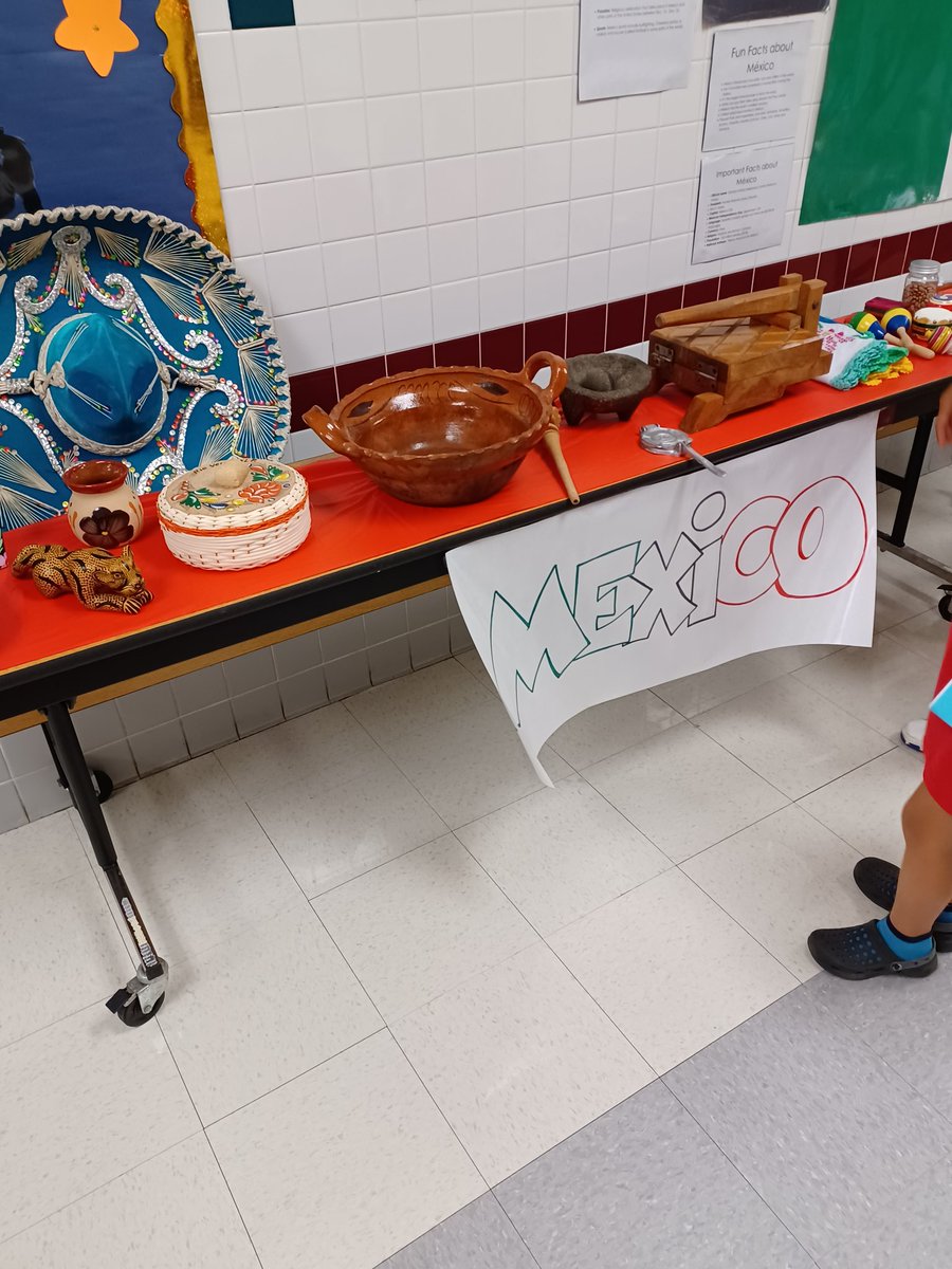 rmlester's tweet photo. Hispanic Cultural Night @Stephens_Stars is amazing! Beautiful displays, delicious food,  and many families celebrating. @gisdnews https://t.co/gyfhPmDN4T