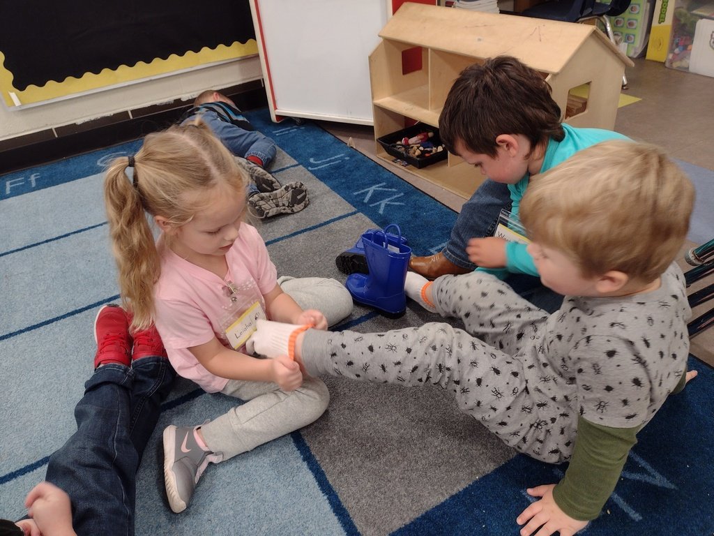 awoodruffCPS's tweet photo. Once a little, now a big helper!
(Mrs. Mack and Ms. VanLoon) https://t.co/nMwENcEb02