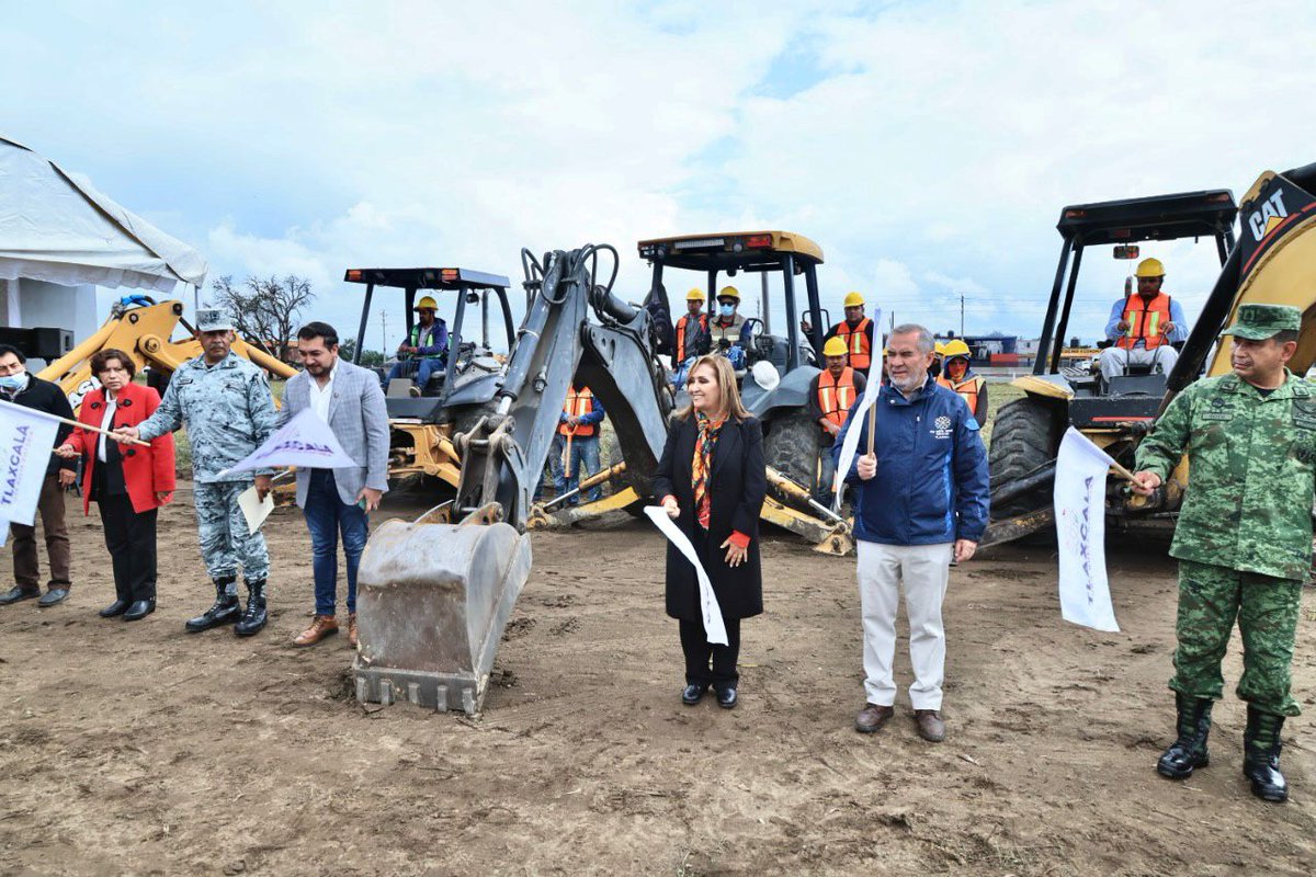 GobTlaxcala's tweet photo. La gobernadora @LorenaCuellar encabezó el arranque de la construcción de una compañía de la @GN_MEXICO_ con helipuerto, en el ejido de San Luis Huamantla, que servirá para apoyar al gobierno estatal y municipal en las tareas de seguridad pública. https://t.co/tuGeZirtv5