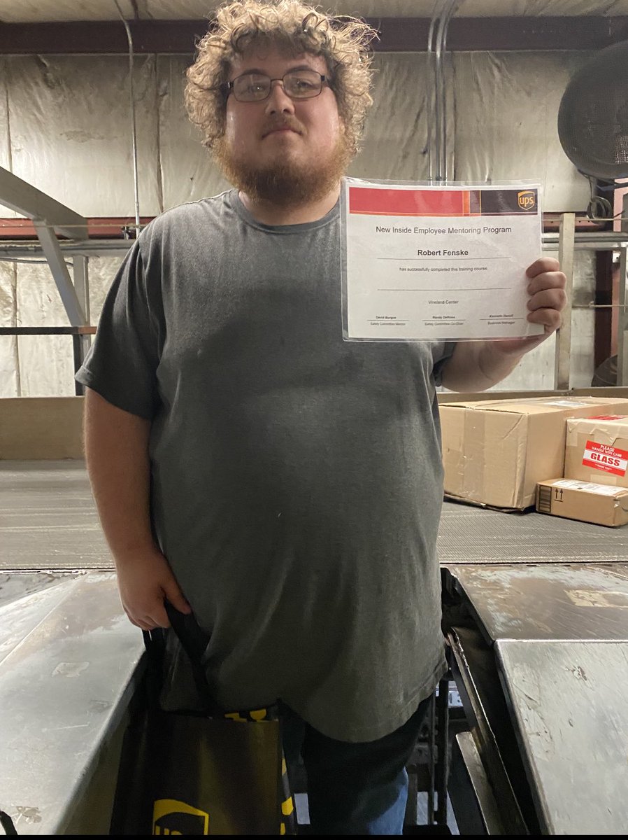 Mentoring Diplomas on the Local Sort! 👨‍🎓📜 Our committee mentor Dave reported that both employees were positive and eager to learn during their mentoring. He presented them with their diplomas as well as UPS tote bags and brown beverage coolers. Way to go!