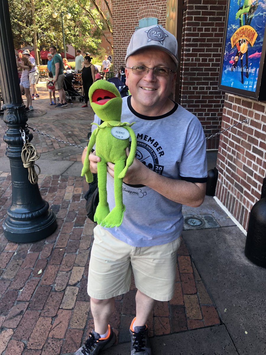 Mainstreet1992's tweet photo. 30 years since I last met Kermit! He hadn’t changed a bit! #kermitthefrog #muppets #WaltDisneyWorld https://t.co/hKbDHBmnKJ
