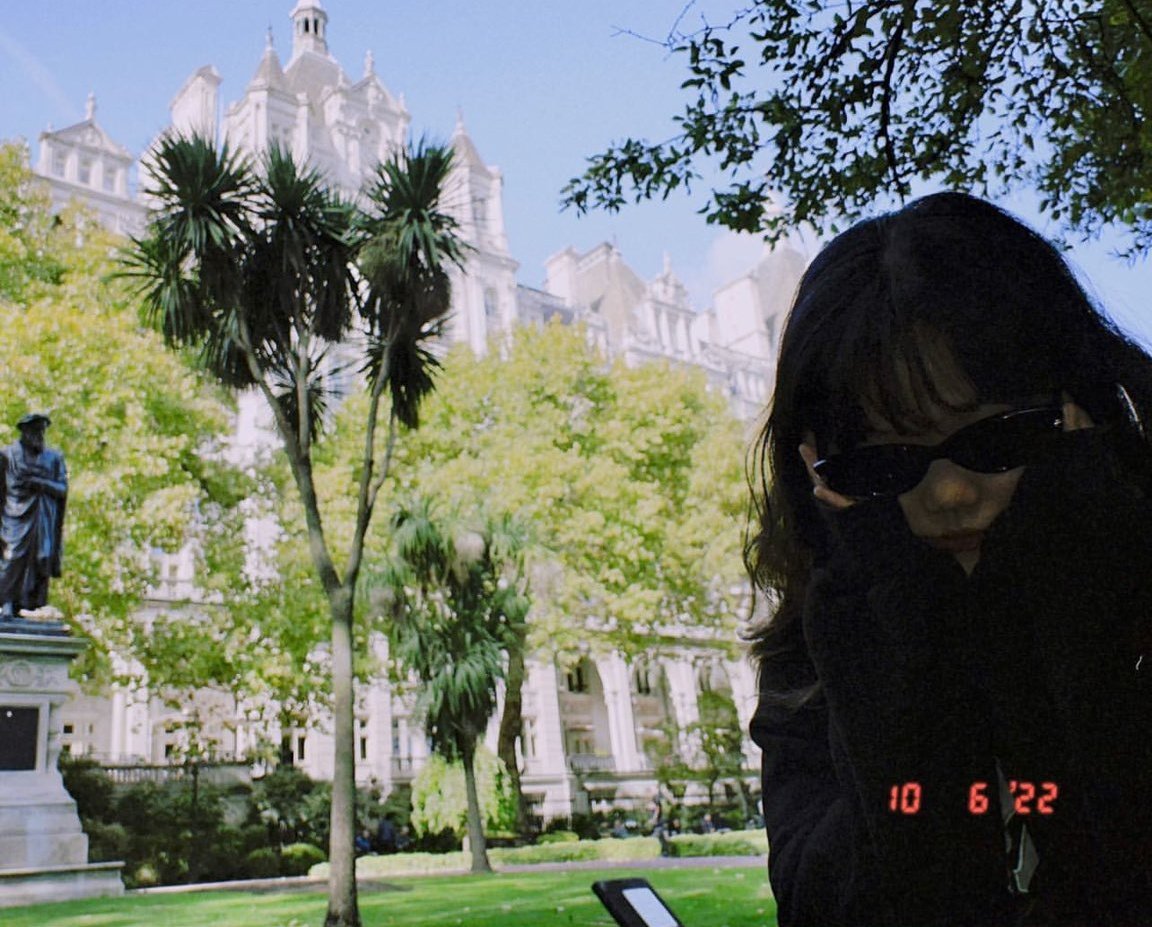 whnnnnh's tweet photo. Suhyun's escapades in London 🇬🇧💂 https://t.co/aSiNumCXEi