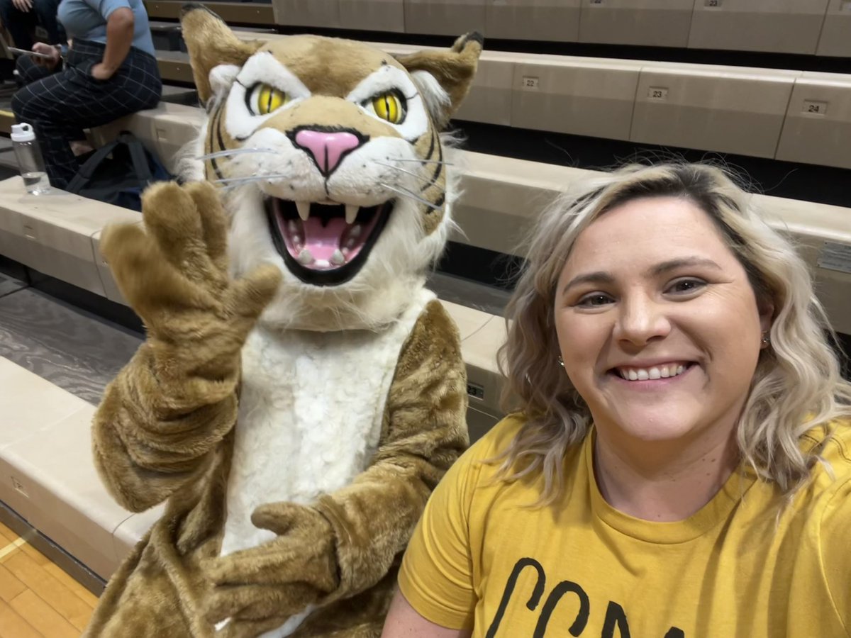 mrssarnowski's tweet photo. 🔥🔥FIRED UP first pep rally this year! https://t.co/i9SD5bhKf5