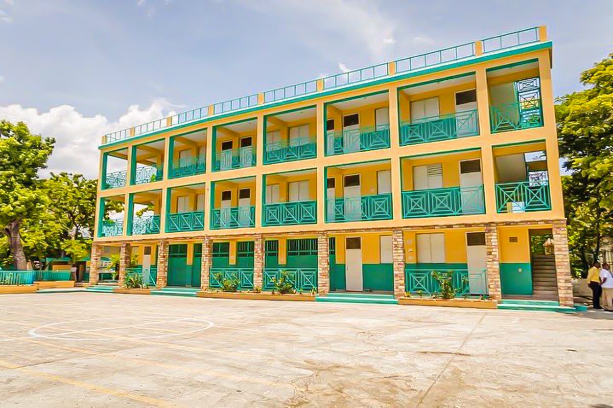 promo_trams's tweet image. Le Petit Séminaire Collège Saint Martial,patrimoine ancestral de la population haïtienne depuis plus de 157 ans. [1/3] #pscsm #haiti #promotrams