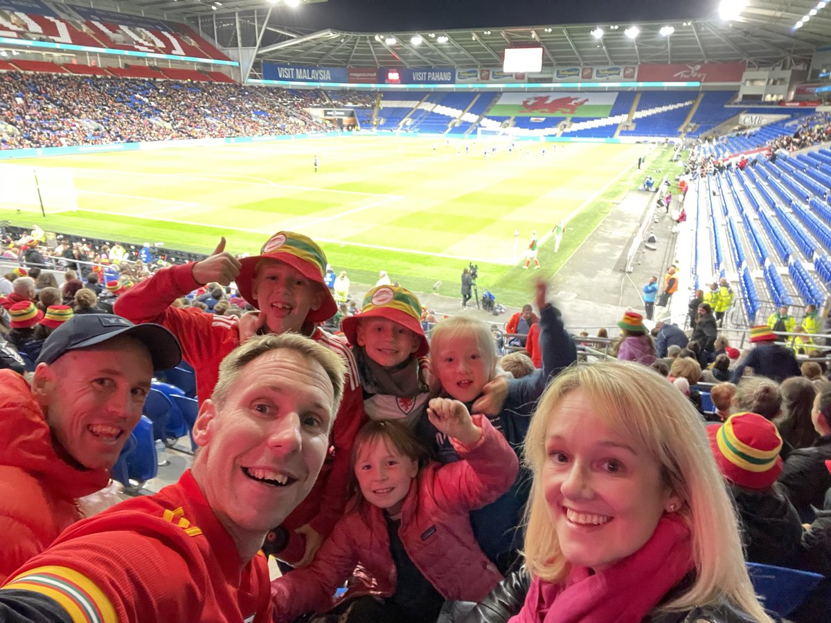 Fantastically tense and thrilling game of football, summed up by the little man asking “Dad, can we watch #Cymru Women play again?”
The players were terrific afterwards too.  Very well played <a href="/FAWales/">FA WALES</a> , both off and on the pitch 🏴󠁧󠁢󠁷󠁬󠁳󠁿 ⚽️ 👏 And thanks for the snap <a href="/AngharadJames16/">Angharad James</a>!