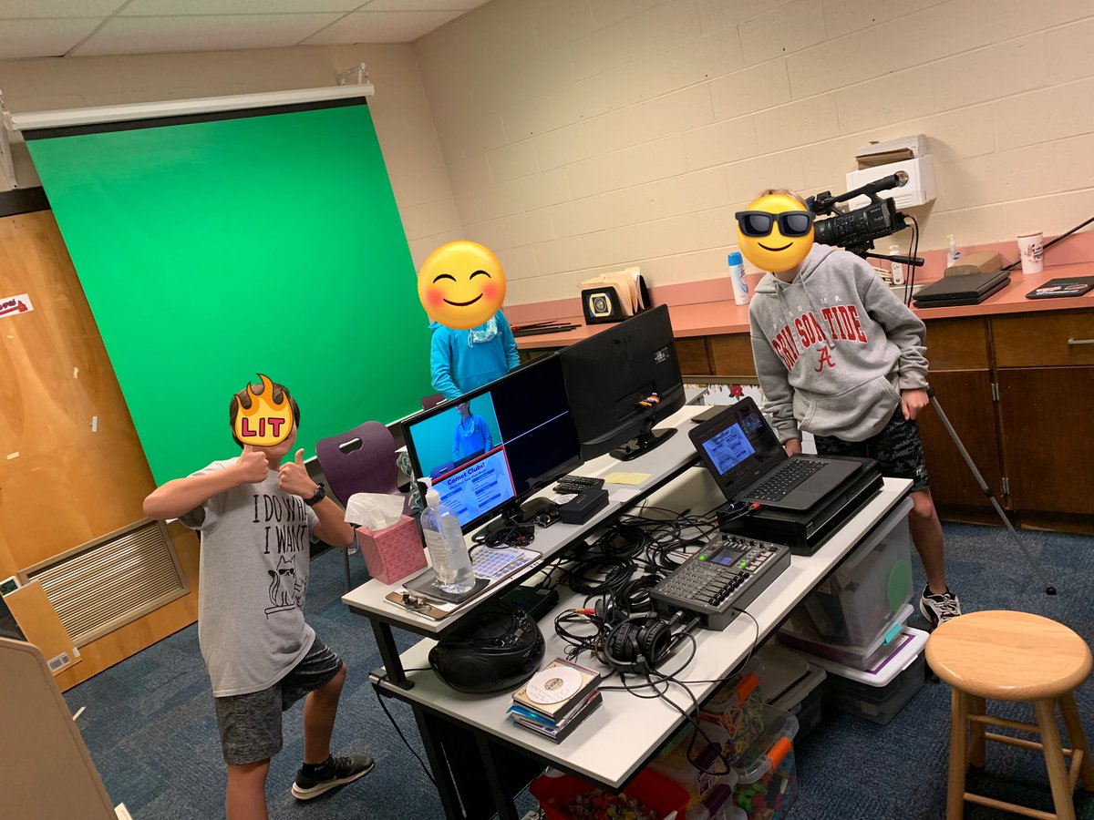 KehLibrary's tweet photo. Busy mornings in the @keheleycomets Media Center are the best! Morning enrichment makerspace, Media Squad and News Crew all happening at the same time. The biggest hit this morning was the how to draw a cockroach station. Ewww, but I’m glad they are enjoying it! #makerspace https://t.co/4IXvQtSZRr