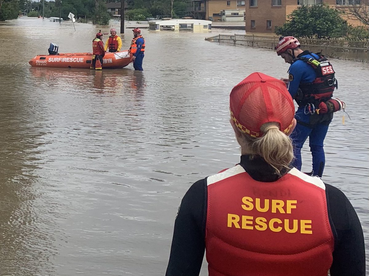 SLSNSW are now deploying lifesavers to the furthest parts of western NSW than it has done ever before in support of flood operations. Lifesavers are currently on ground or enroute to Nyngan, Narrabri, Wee waa,
Condobolin ,Forbes and 
Temora. Lifesavers on and off the sand 👍