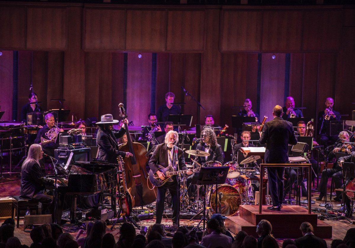 BobWeir's tweet photo. 𝐖𝐡𝐞𝐧 𝐭𝐡𝐞 𝐨𝐫𝐜𝐡𝐞𝐬𝐭𝐫𝐚 𝐤𝐢𝐜𝐤𝐬 𝐢𝐧 𝐛𝐞𝐡𝐢𝐧𝐝 𝐲𝐨𝐮, 𝐢𝐭’𝐬 𝐥𝐢𝐤𝐞 𝐜𝐚𝐭𝐜𝐡𝐢𝐧𝐠 𝐚 𝐦𝐨𝐧𝐬𝐭𝐞𝐫 𝐰𝐚𝐯𝐞...Thank you for a wonderful night 1 at The @KenCen. 

📸: @JayBlakesberg https://t.co/bxpeBF59ua