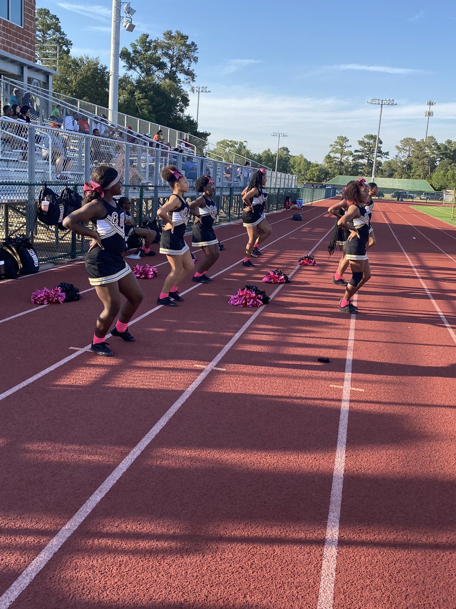 LeslieDever's tweet photo. @Eisenhower_AISD Ike Cheer on the move. https://t.co/1M3hR8gqml