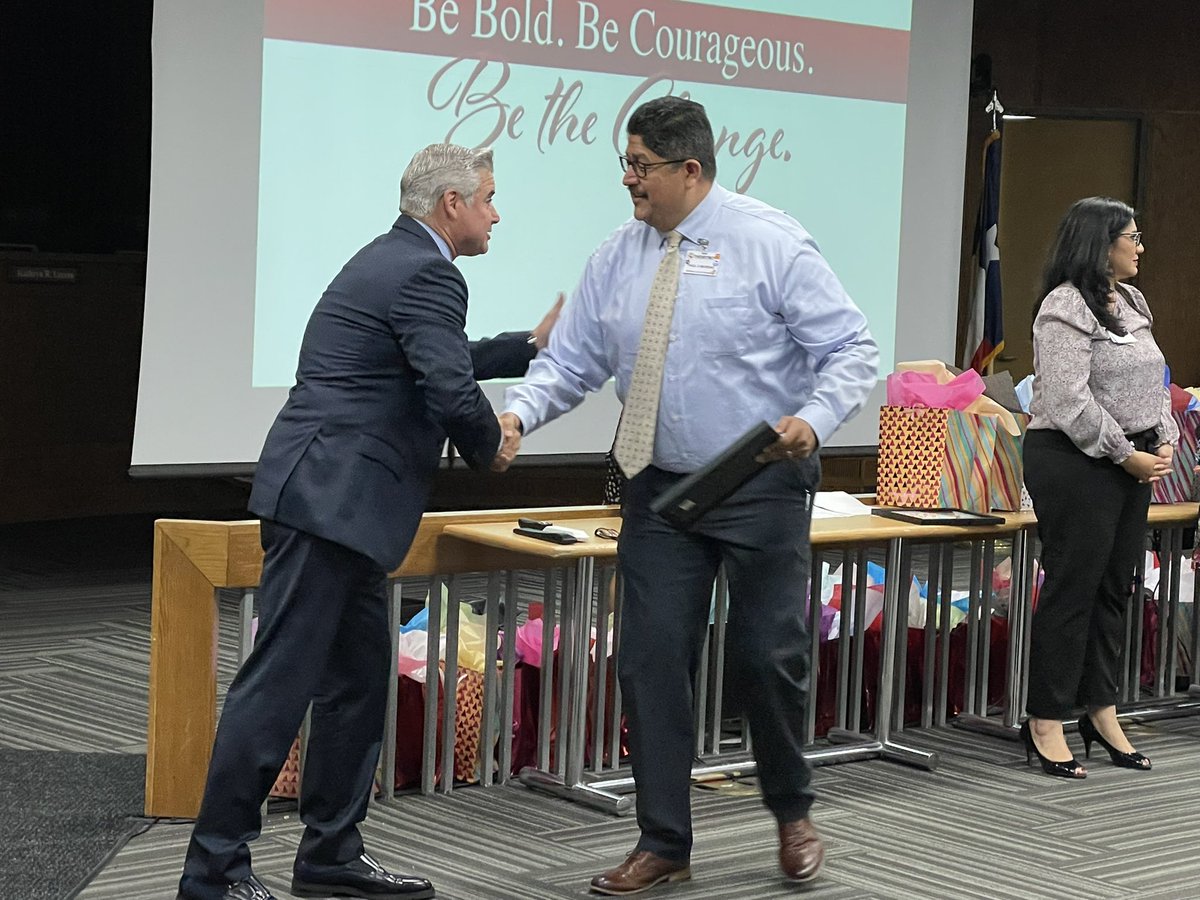 pacovey's tweet image. Congratulations to Raul Moreno for receiving a Service Excellence award. He was nominated by @YsletaPreK for going beyond in his support of them and all schools.  Truly deserving!  @YsletaISD #ServiceExcellence #YISDFSP
