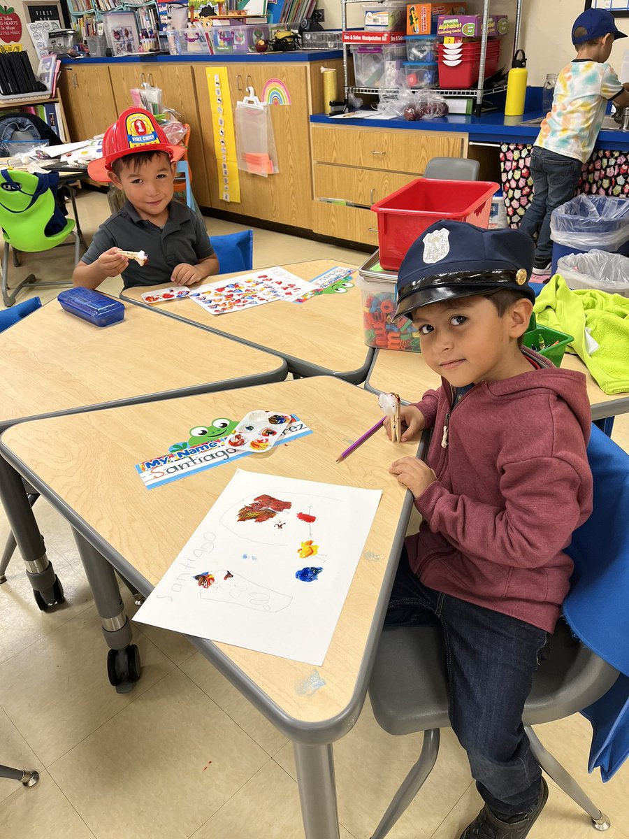 sayalarod's tweet photo. Day #4 MIXED ๐ด๐ค๐ต A Colorful Story at @fmeeagles
๐๐ผPrimary Colors
๐๐ผMixing colors to make new ones
#prekinder #DualLanguage #fallintersession @BeardElissa @Ymgomez1964 https://t.co/jBF5DoFeEh