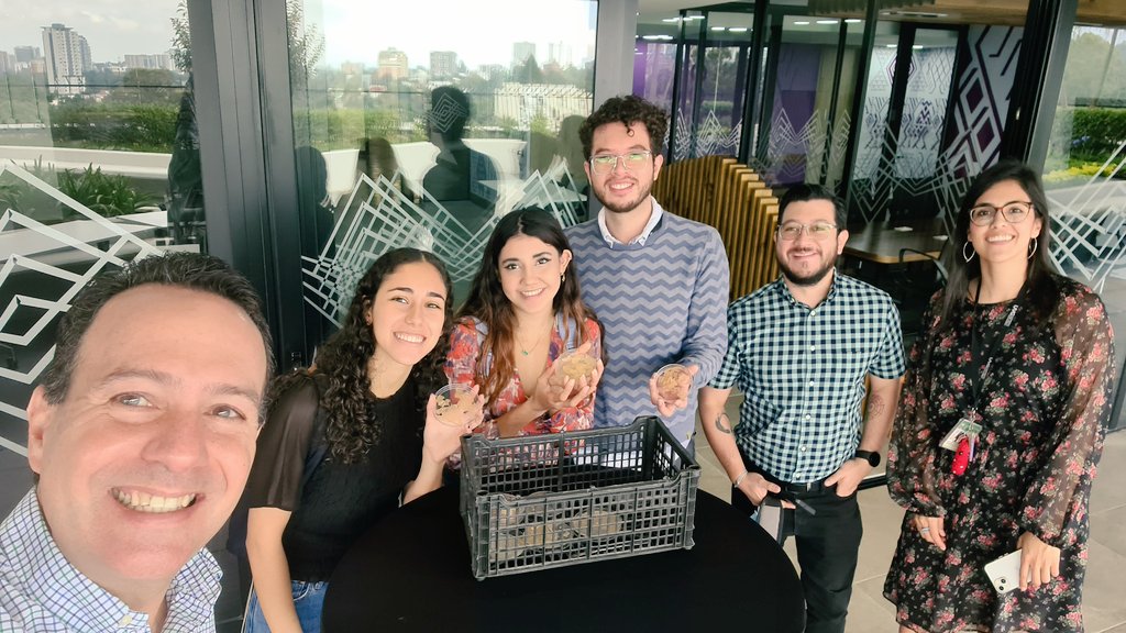 Trabajo en equipo <a href="/Acuamaya/">Acuamaya</a> - <a href="/uvggt/">Universidad del Valle de Guatemala</a> 🦐🔬🥼🇬🇹👍
Investigación para la extracción y utilización de #quitosano del #camaron para generar soluciones prácticas de mercado
#economiacircular #sostenibilidad #colaboracion