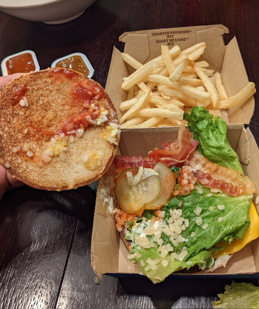 JonBanack's tweet photo. Hey @McDonaldsCanada!
Where's the beef?
#burgerfail https://t.co/efmAfBw5dq