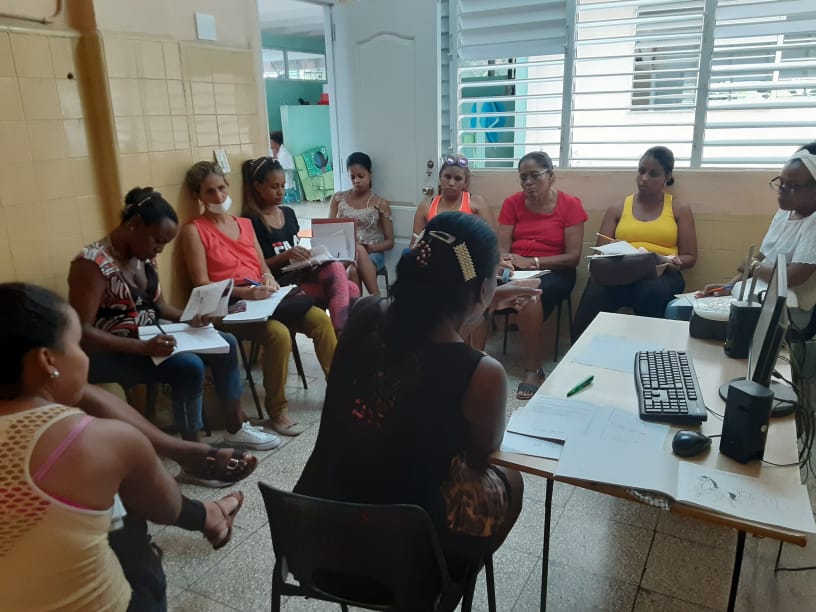 edad_ci's tweet photo. #Laprimerainfancia continúa preparando a docentes y coordinadores demostrando como a través de las habilidades de la plástica se desarrolla la motricidad fina en la edad preescolar @dpestgo @CubaMined @RaulSamon @niurdisreyes #CubaViveYTrabaja https://t.co/ihpit1DMXx